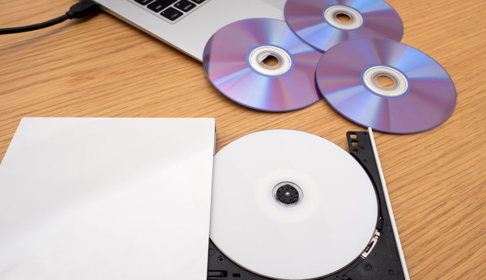 DVDをデータ化してパソコンやスマホに保存する方法！データ化しておくメリットも解説
