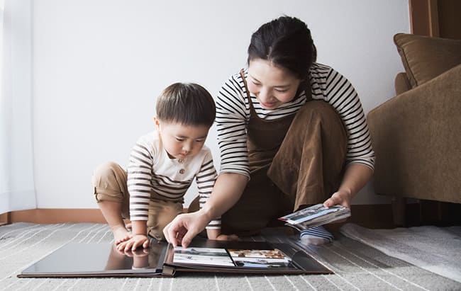 1枚1枚アルバムに貼り付けていく作業も貴重な時間ですが・・・