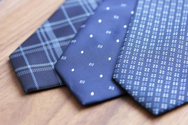 ブルー系のネクタイはどんなスーツとも合わせやすく比較的上の世代の方からの印象が良いといわれます