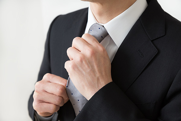 グレー系のネクタイは堅めの企業の面接や証明写真に