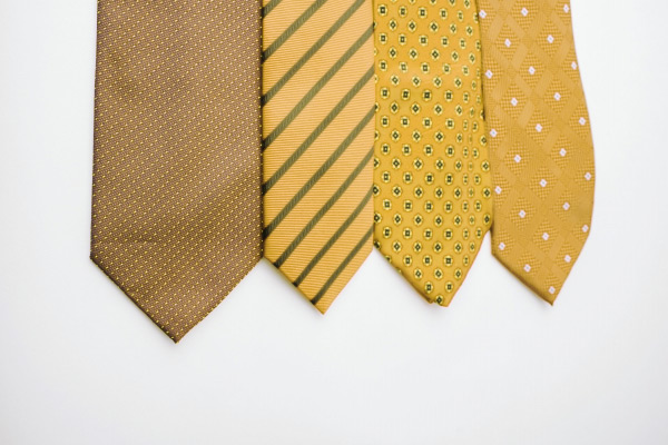 イエロー系のネクタイは玄人向けで使用シーンを選ぶ色。穏やかな印象ではあるが多少砕けた業種に挑む場合などは選んでも。